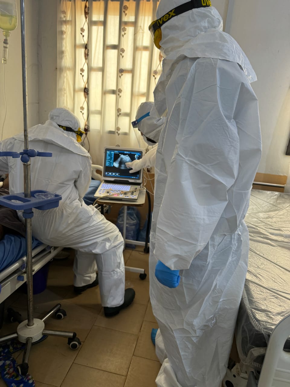 Clinical assessment with bedside ultrasound during outbreak response