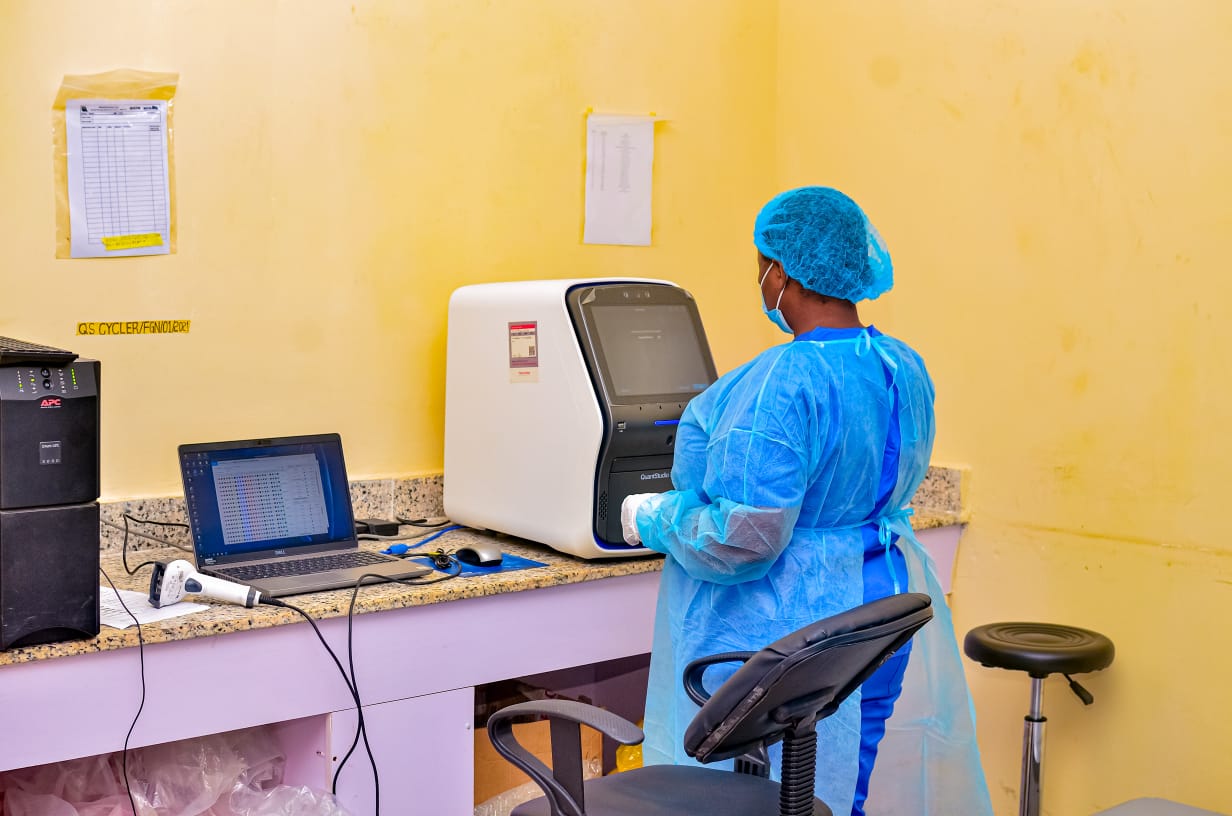 Scientist running real-time PCR on the QuantStudio platform